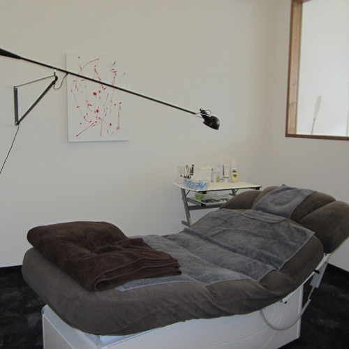 Kosmetik und Bioresonanz by Angela Bacher: Gesichtsbehandlungen und Körperbehandlungen für Sie und Ihn, Klein'sche Methode, Bioresonanz, Sauerstoffbehandlungen, Hyperoxie, Kosmetikstudio: Behandlungsraum