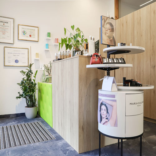 Kosmetik und Bioresonanz by Angela Bacher: Gesichtsbehandlungen und Körperbehandlungen für Sie und Ihn, Klein'sche Methode, Bioresonanz, Sauerstoffbehandlungen, Hyperoxie, Kosmetikstudio Eingangsbereich, Rezeption