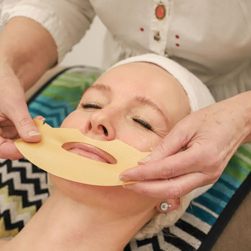 Kosmetik und Bioresonanz by Angela Bacher: Gesichtsbehandlungen und Körperbehandlungen für Sie und Ihn, Klein'sche Methode, Bioresonanz, Sauerstoffbehandlungen, Hyperoxie, Gesichtsbehandlung: Goldmaske Maria Galland