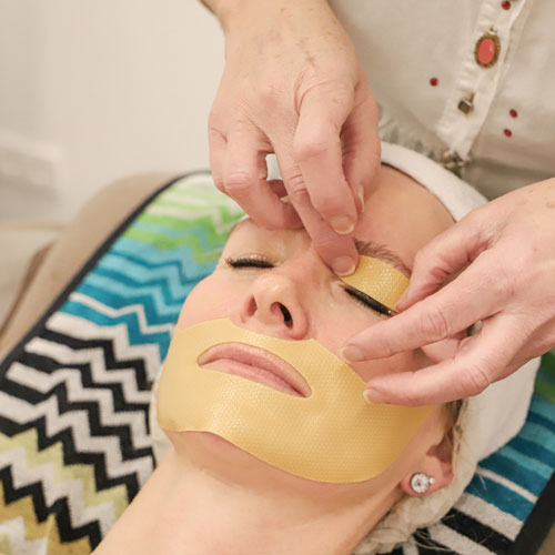 Kosmetik und Bioresonanz by Angela Bacher: Gesichtsbehandlungen und Körperbehandlungen für Sie und Ihn, Klein'sche Methode, Bioresonanz, Sauerstoffbehandlungen, Hyperoxie, Kosmetik: Goldmaske Anwendung